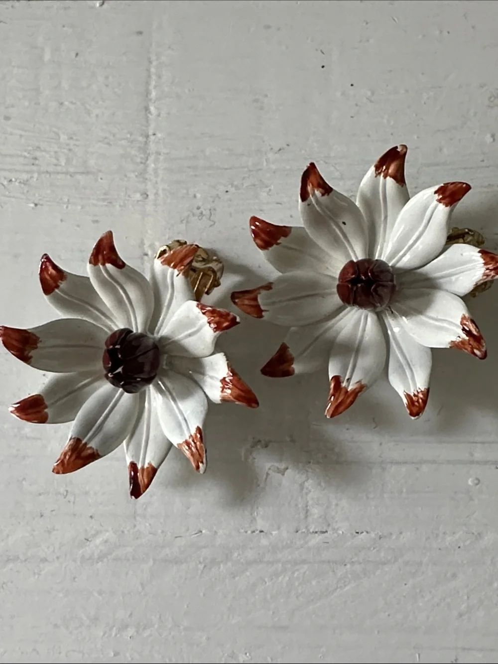 Women’s Vintage White & Rust Flower Clip-On Earrings One Pair